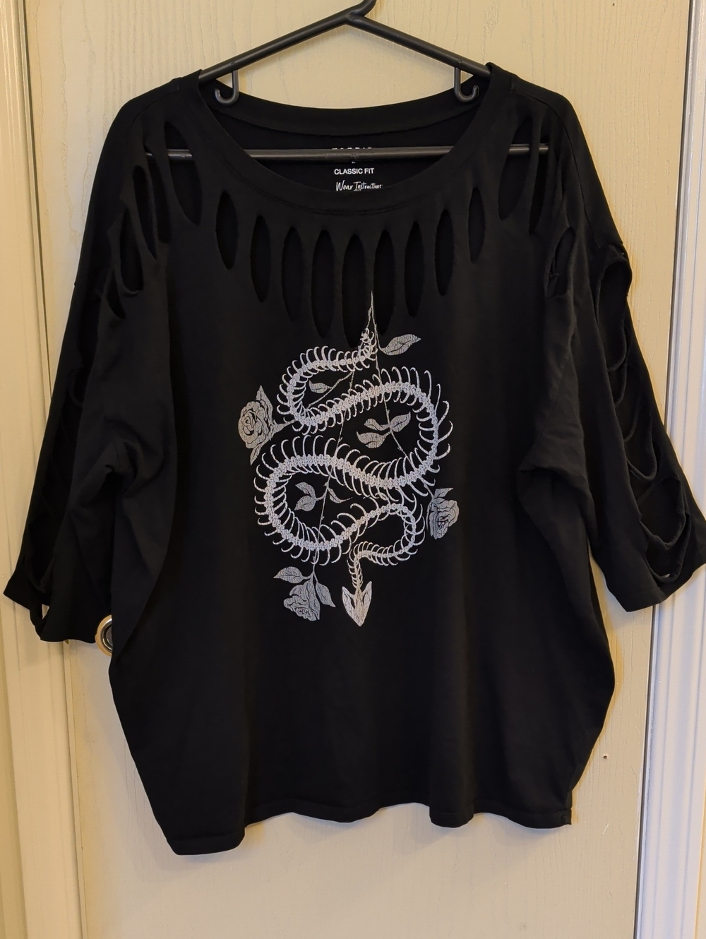 Torrid Snake & Rose Graphic Slash Tee Black 3/4 Sleeve Size 2X